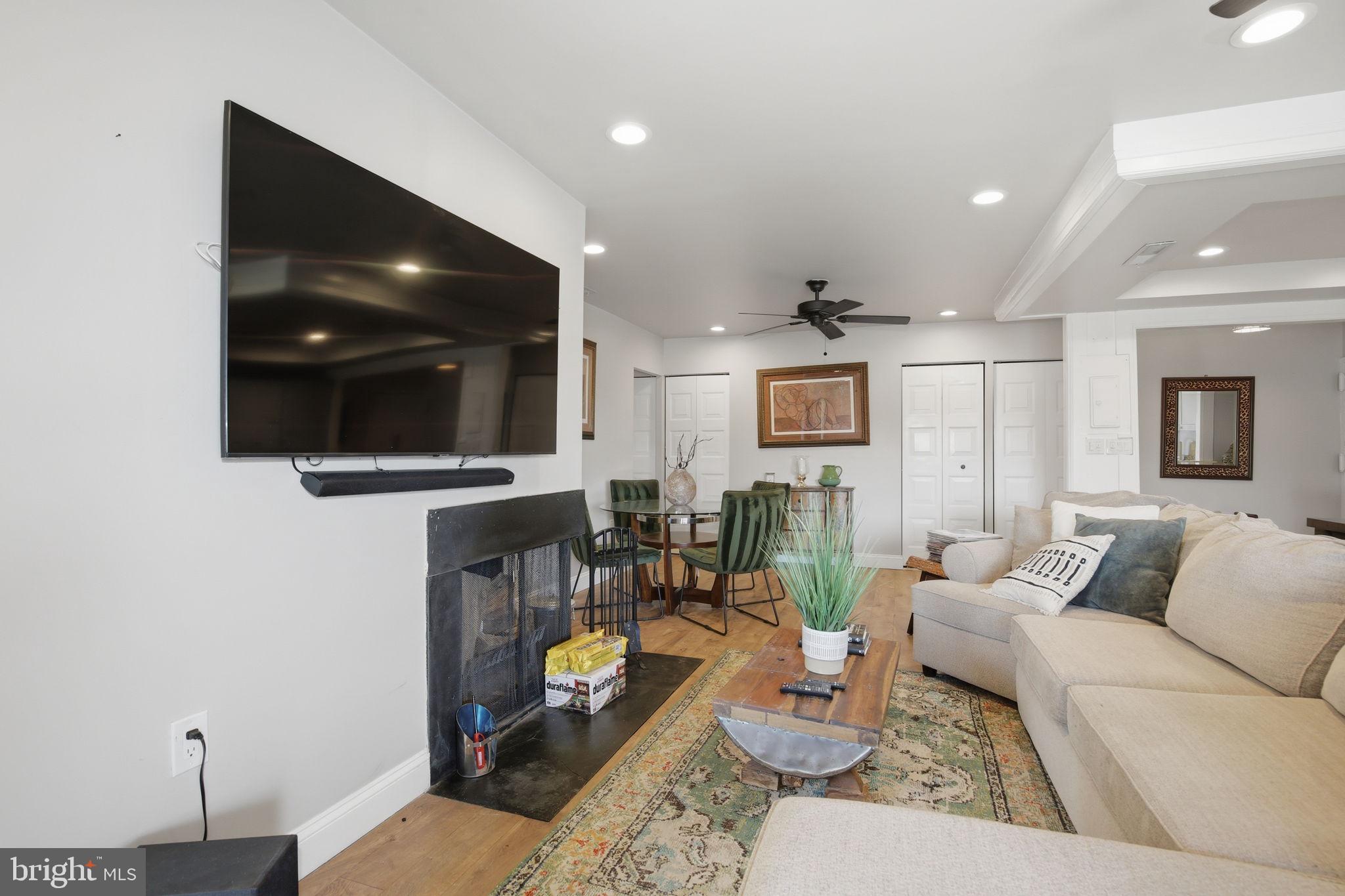 CENTER COURT - Residential