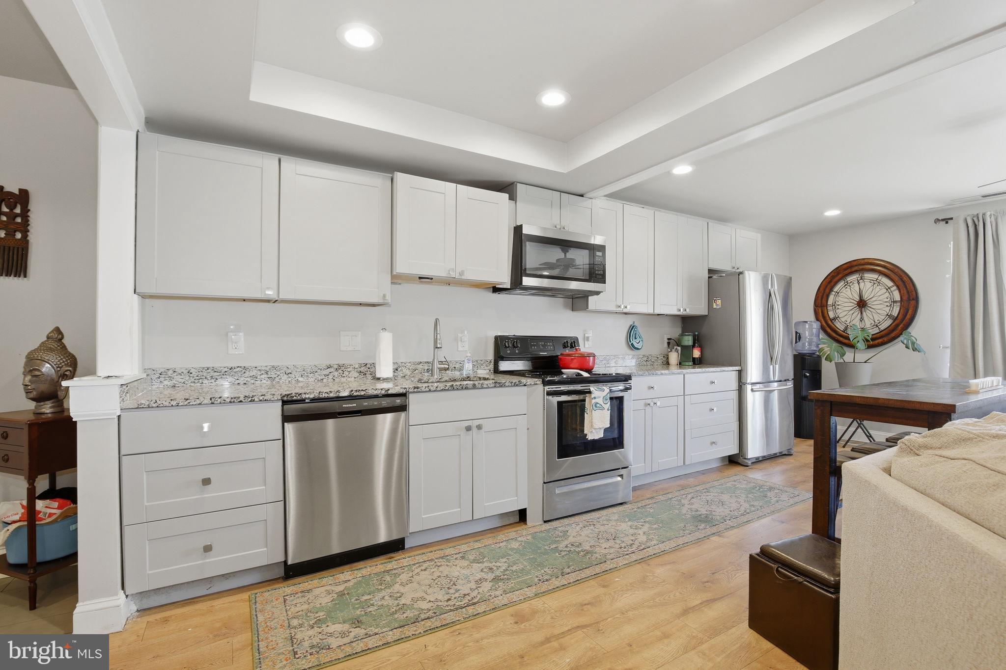 CENTER COURT - Residential