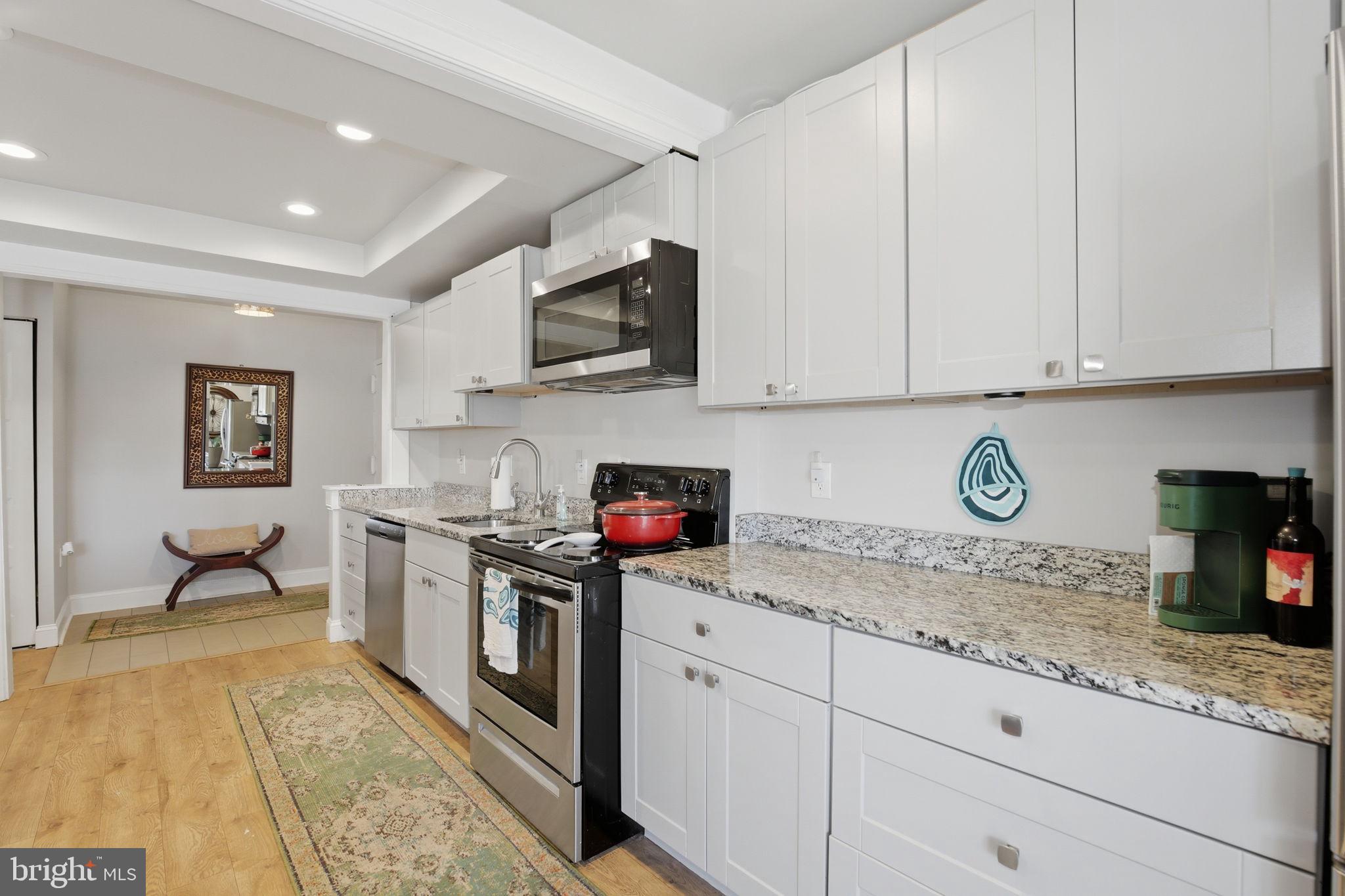 CENTER COURT - Residential