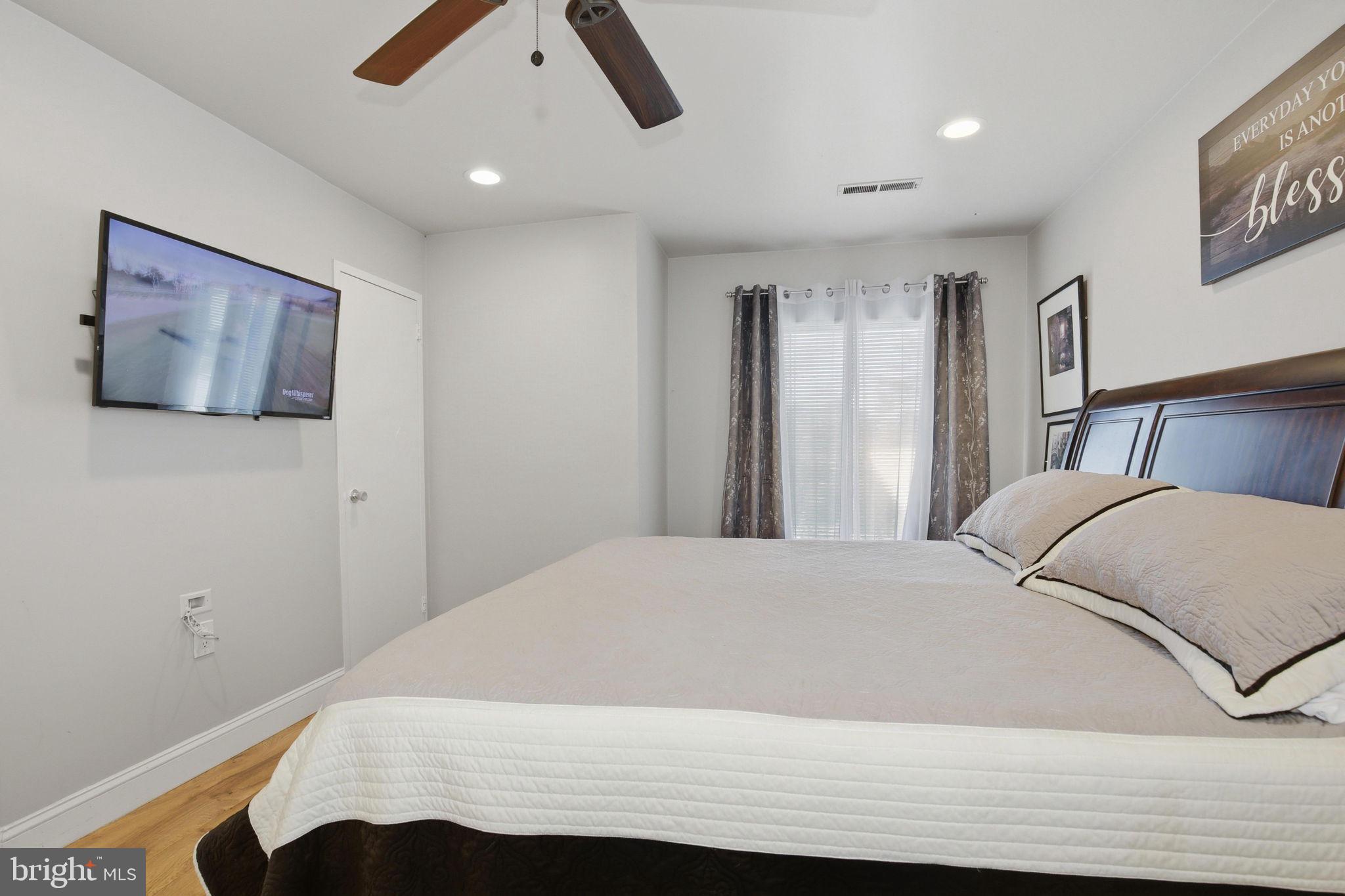 CENTER COURT - Residential