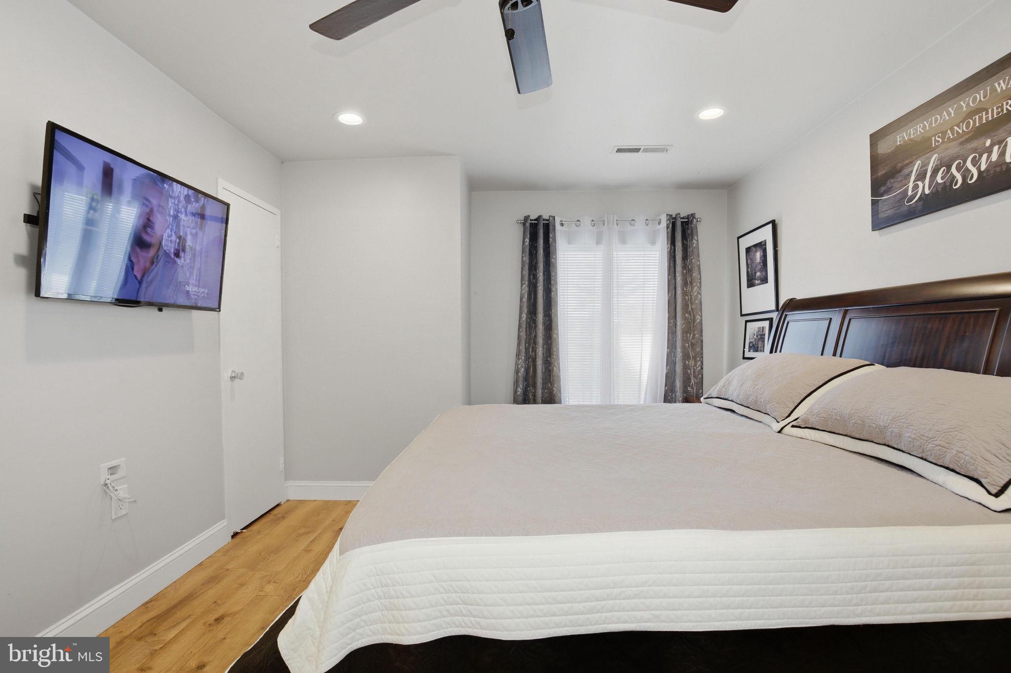 CENTER COURT - Residential