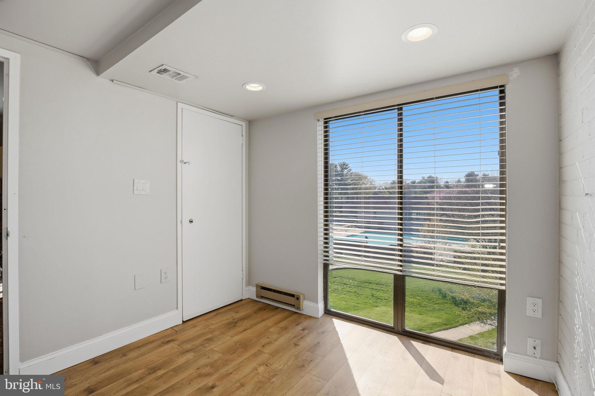 CENTER COURT - Residential