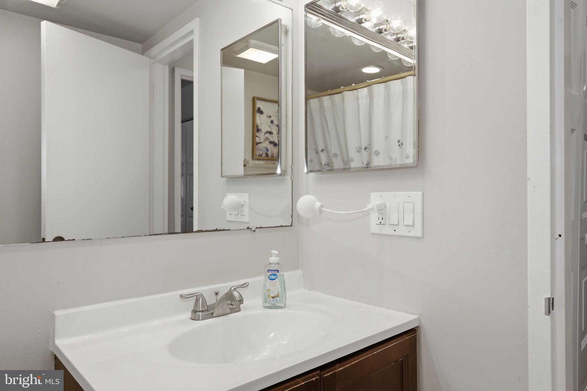 CENTER COURT - Residential