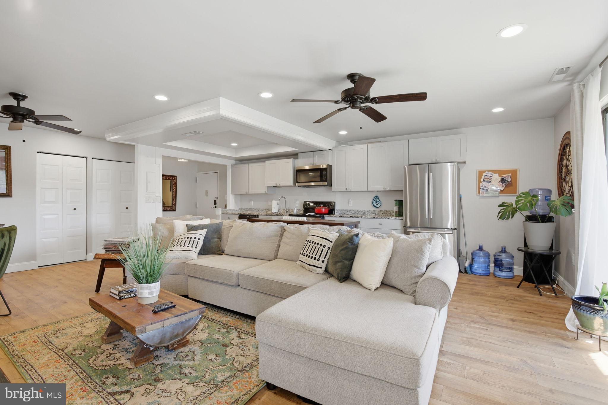 CENTER COURT - Residential