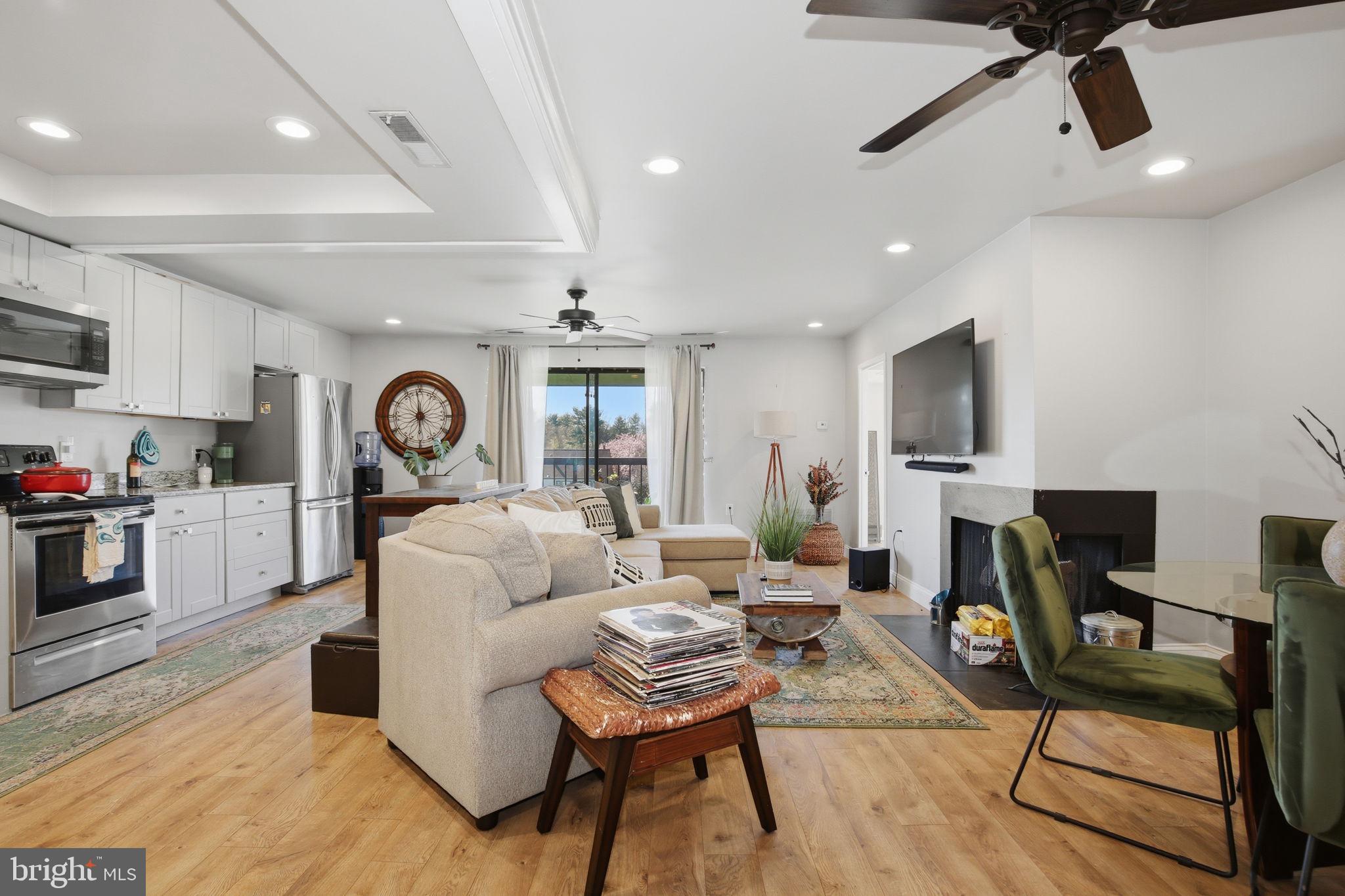 CENTER COURT - Residential