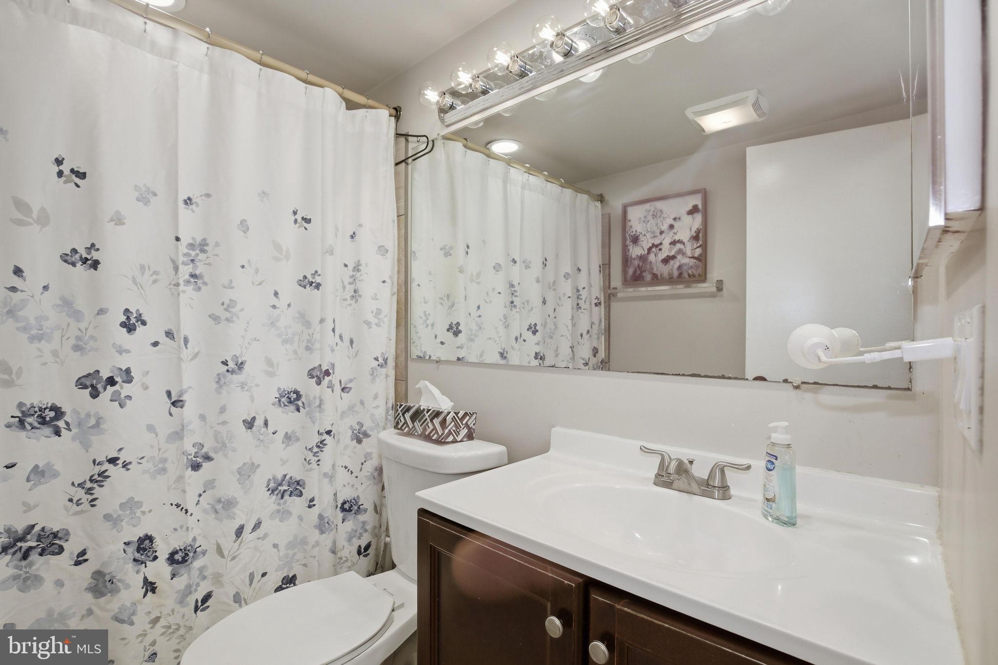 CENTER COURT - Residential