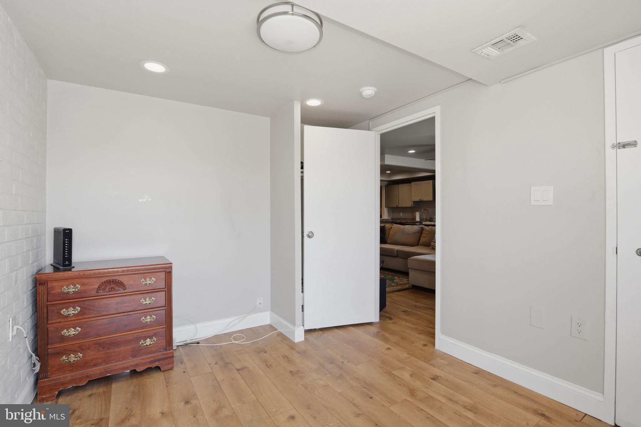 CENTER COURT - Residential