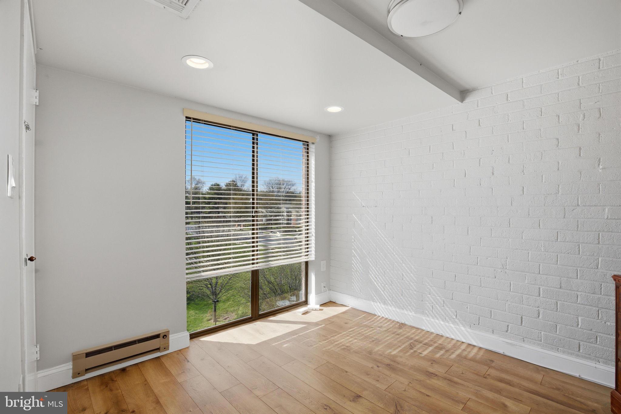 CENTER COURT - Residential