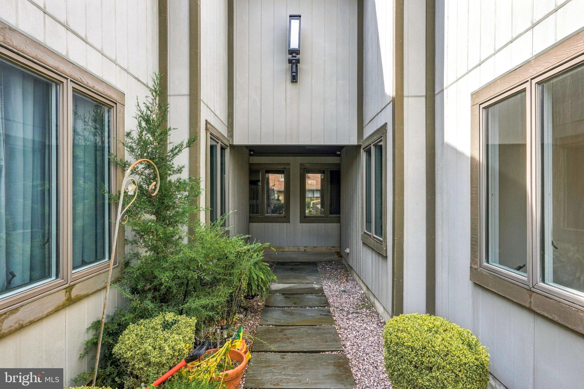 253 UXBRIDGE DRIVE