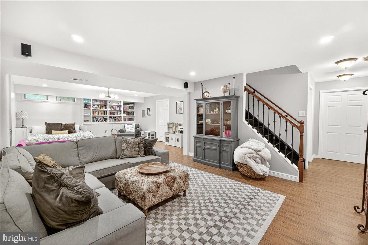 WINDSOR KNOLLS - Residential