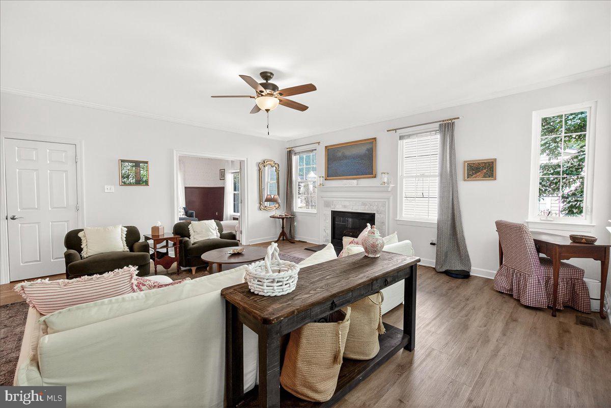 WINDSOR KNOLLS - Residential