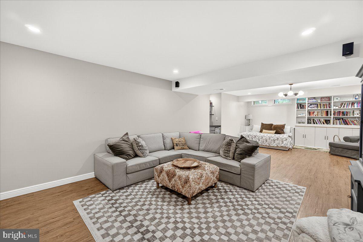 WINDSOR KNOLLS - Residential