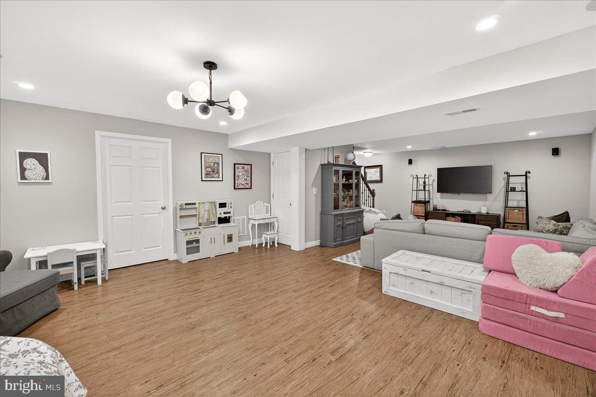 WINDSOR KNOLLS - Residential