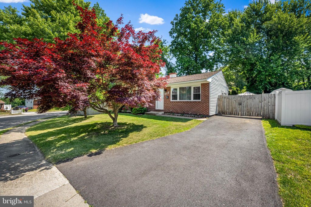 Photo of 517 Fountain Drive, LINTHICUM HEIGHTS, MD 21090 (MLS # MDAA2145996)