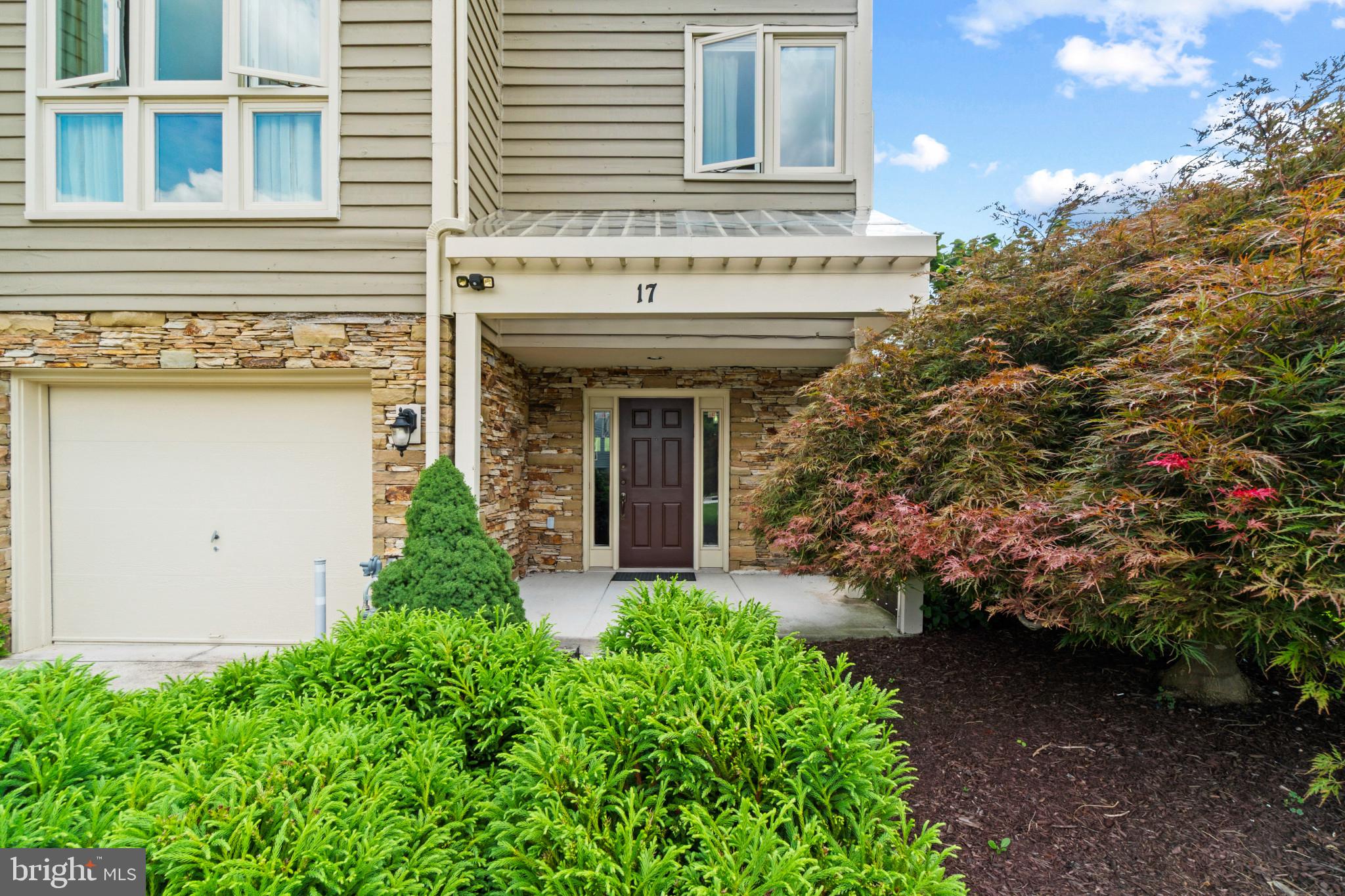 17 STABLEMERE COURT