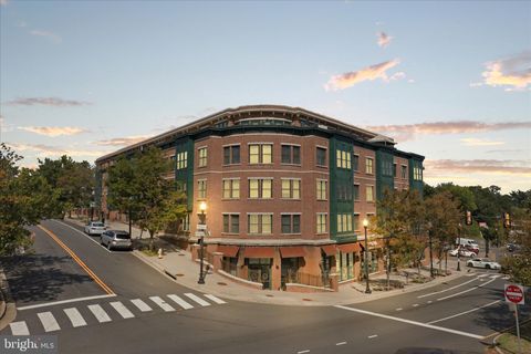 Condo For Sale - 2101 N Monroe Street #111<br/> ARLINGTON, VA 22207