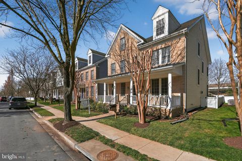 Photo of 809 Royal Crescent, ROCKVILLE, MD 20850 (MLS # MDMC2224248)