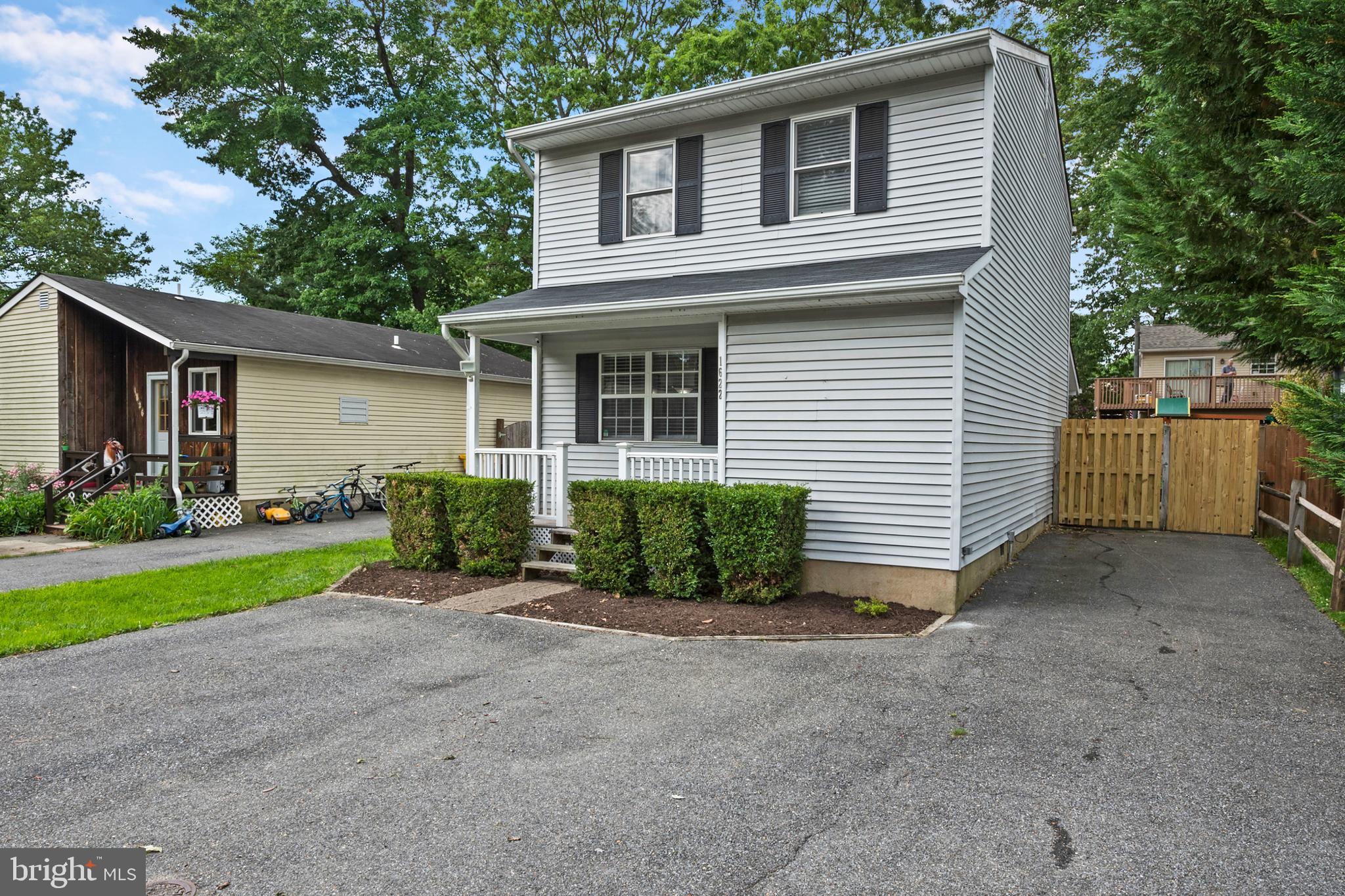 WOODLAND BEACH - Residential