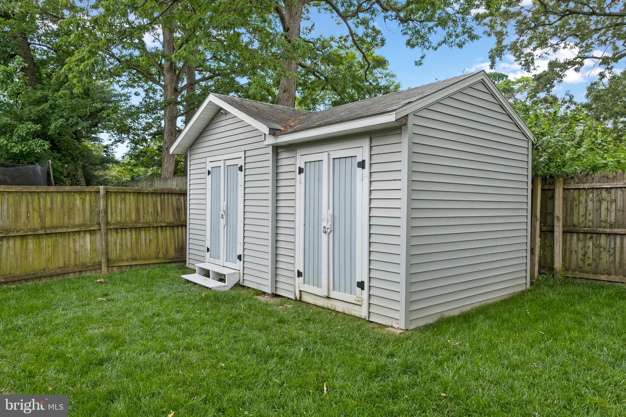 WOODLAND BEACH - Residential