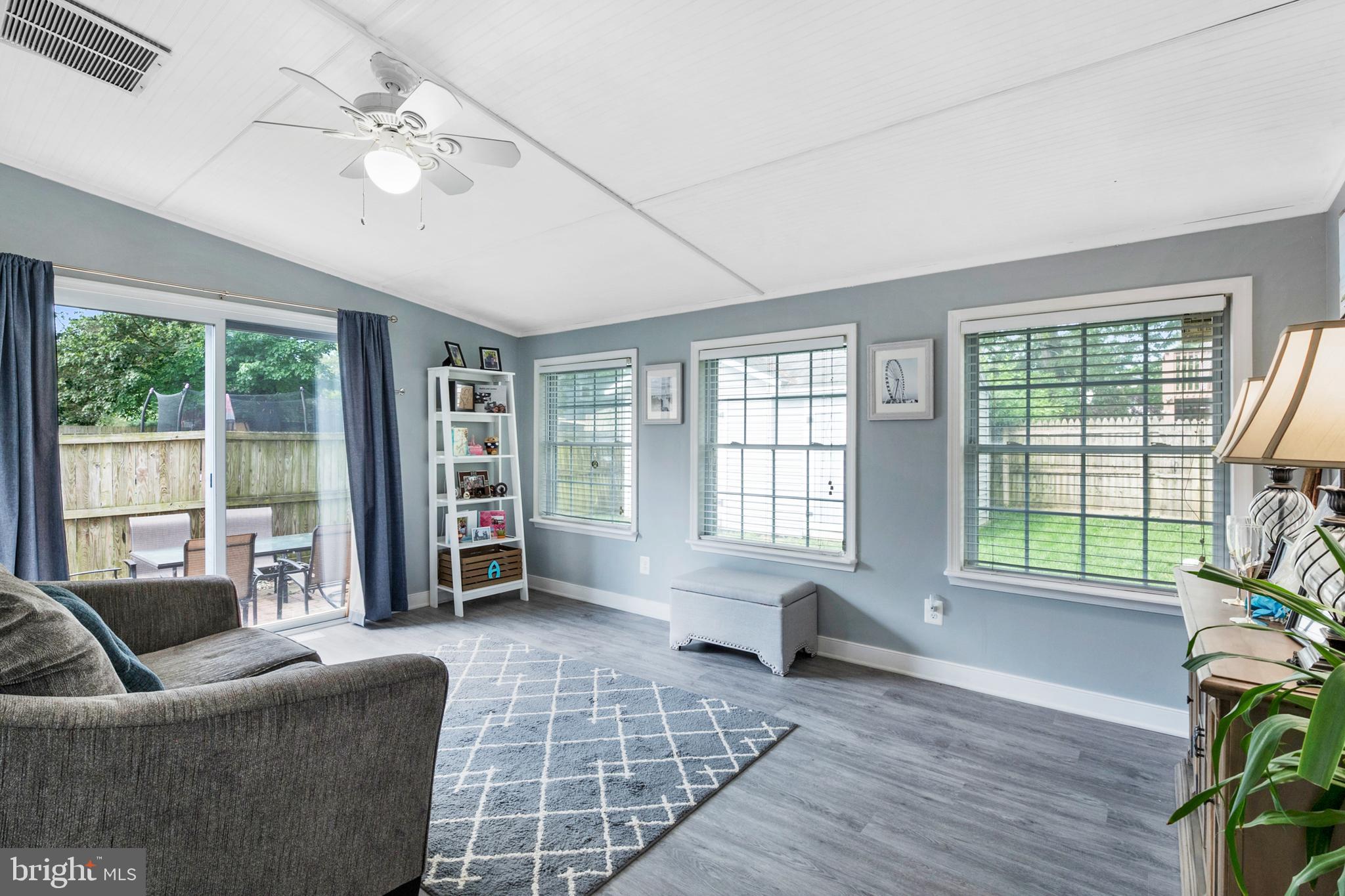 WOODLAND BEACH - Residential