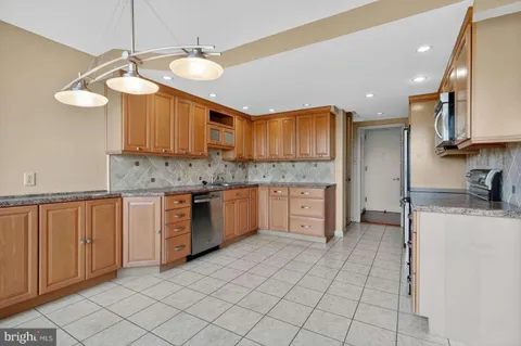 1001 City Avenue Unit WB-914, Wynnewood, PA MLS: PAMC2161740