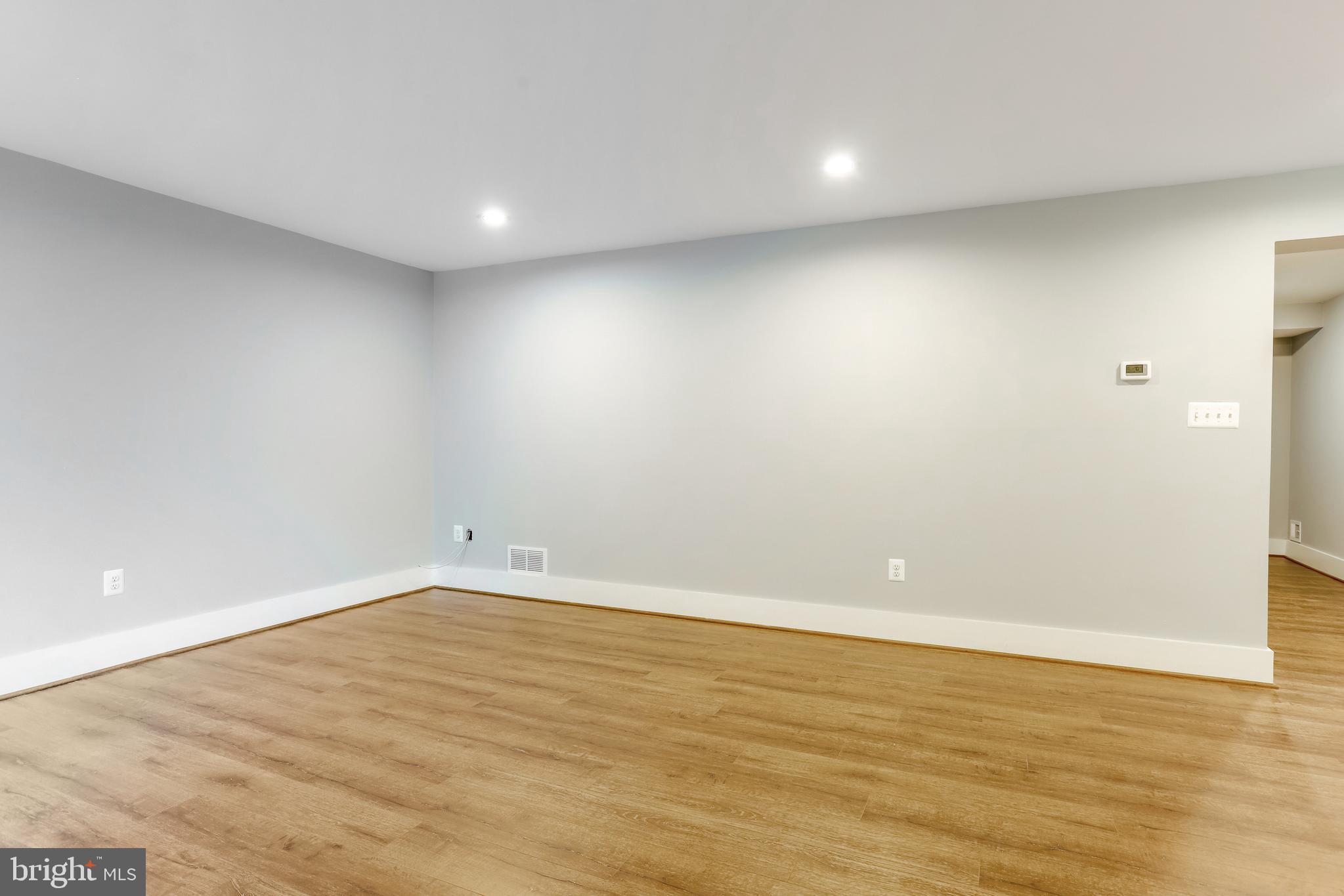 WILLIAMSBURG VILLAGE - Residential