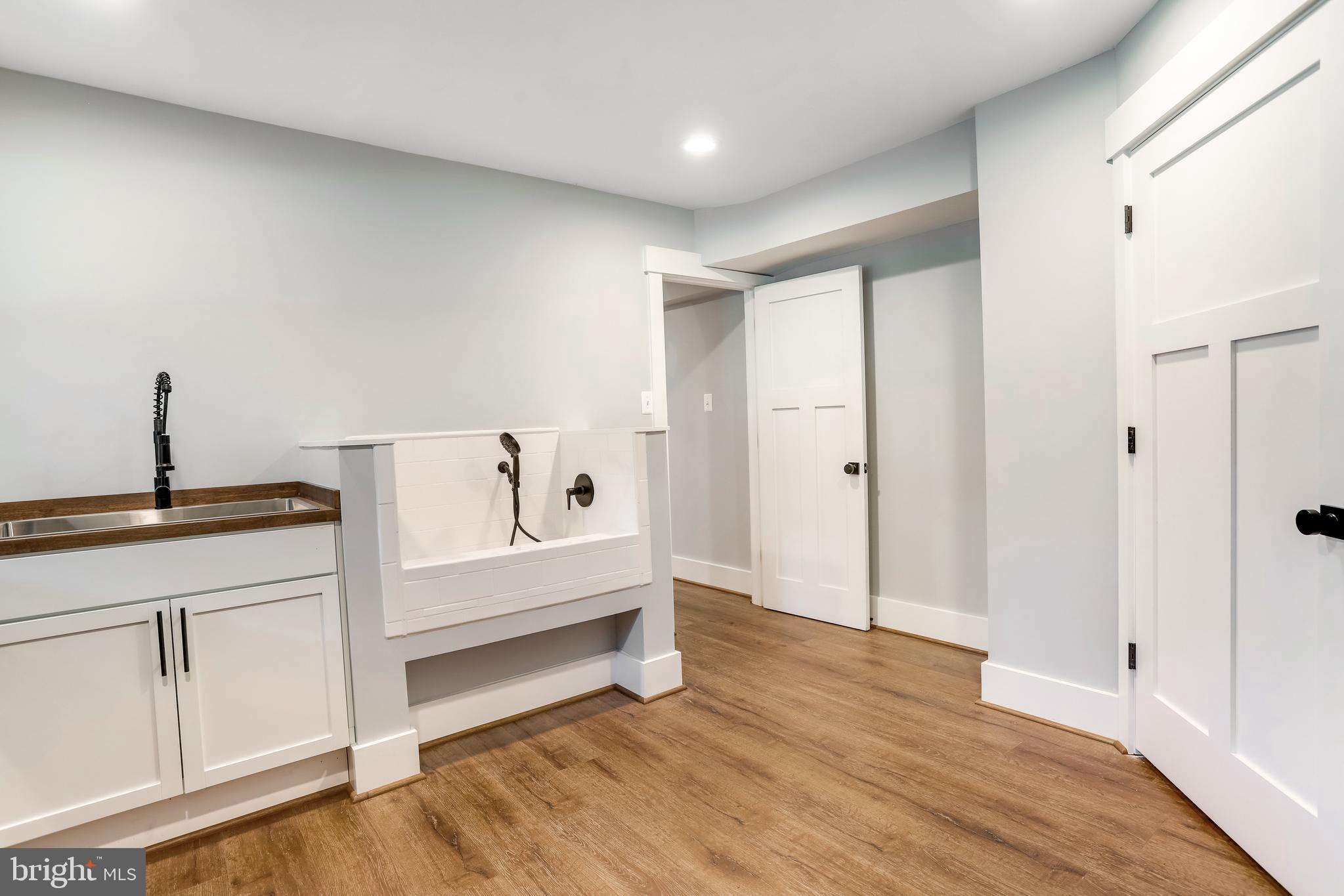 WILLIAMSBURG VILLAGE - Residential