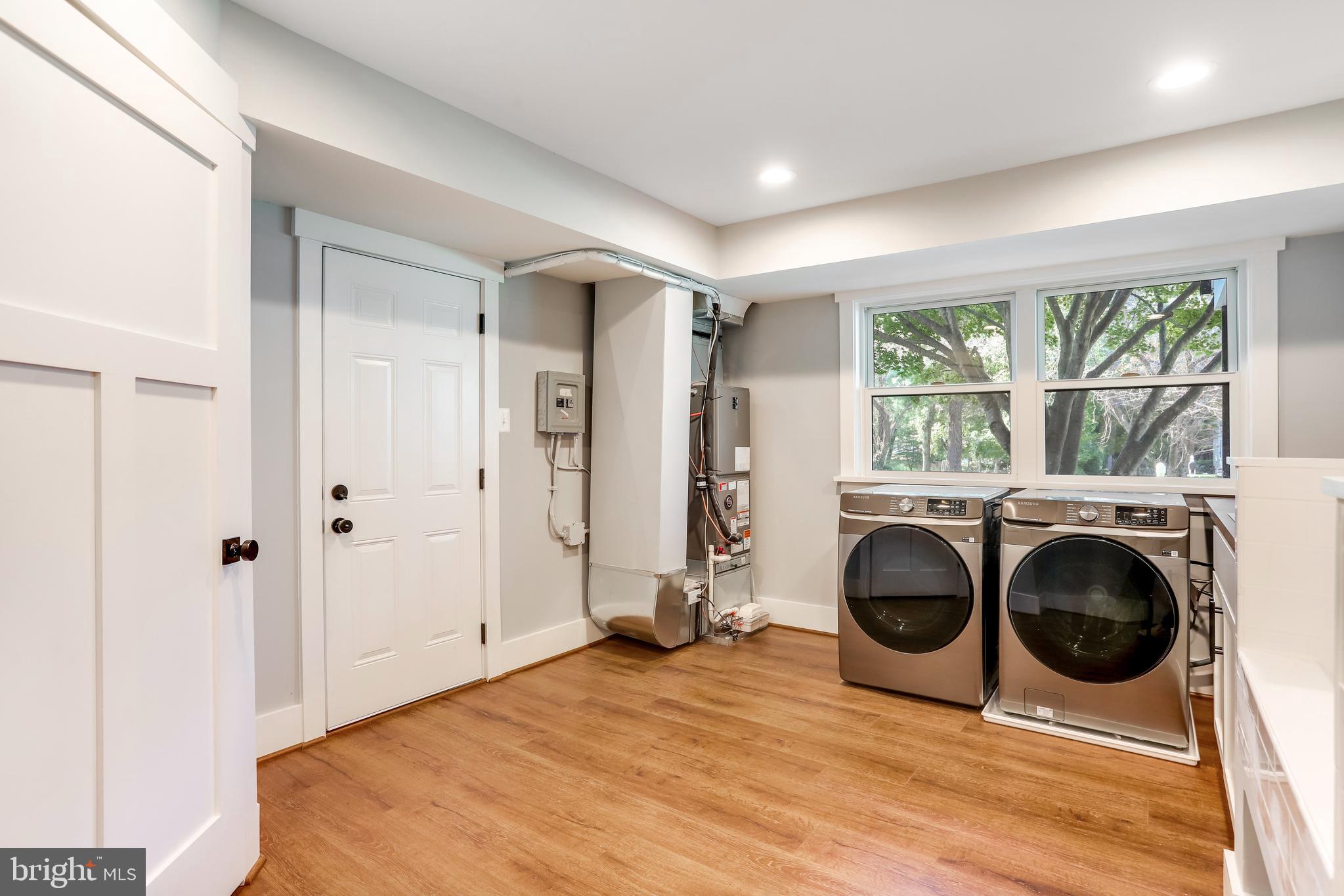 WILLIAMSBURG VILLAGE - Residential