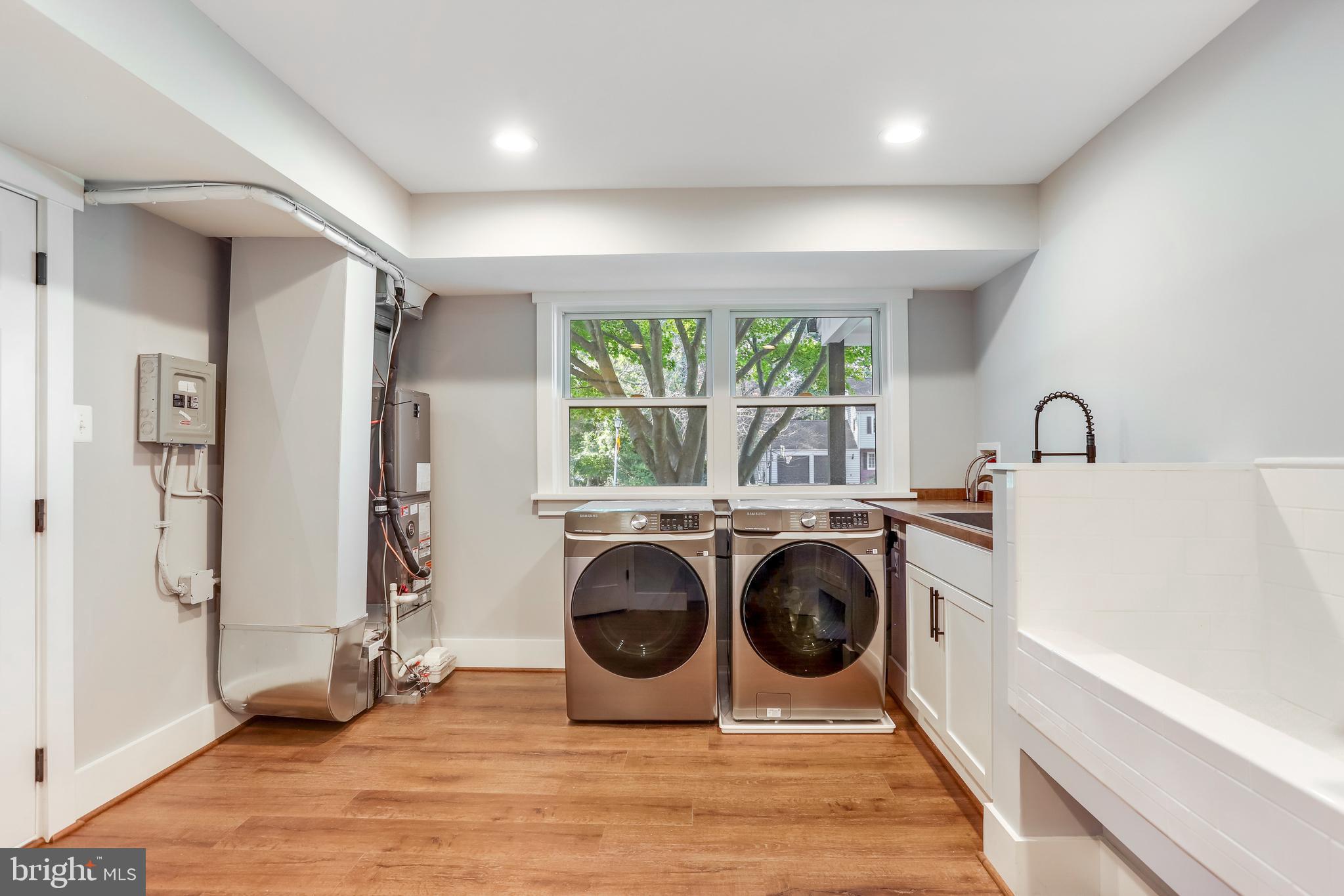 WILLIAMSBURG VILLAGE - Residential