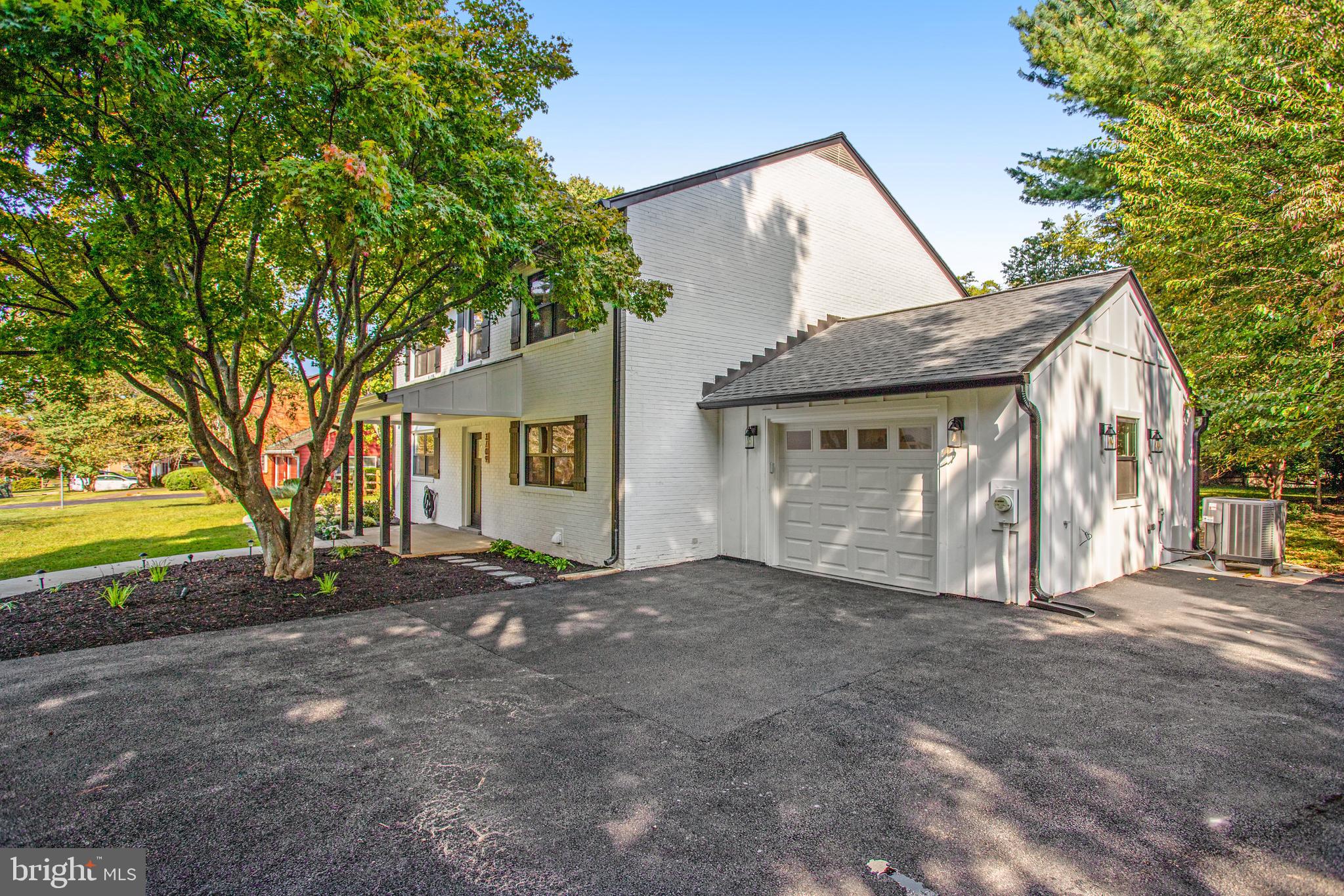 WILLIAMSBURG VILLAGE - Residential