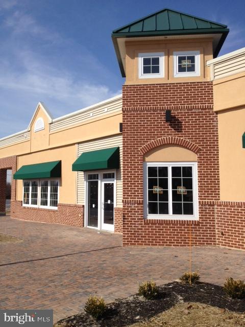 BRAND NEW SPACE AT AN EXISTING & SUCCESSFUL RETAIL/SERVICE MALL! Join Diamria's Pizza, Bernards Day Spa, Festoons, Dr. Parker Dentistry, Kumon Learning Center, Ady Cake Cupcakes & MORE!! Beautiful center with TONS of residential neighborhoods nearby for customers! Design your own floor plan from 742 - 6,706 SF. Rate includes a vanilla shell space ready for tenant's floor & interior build/decor.