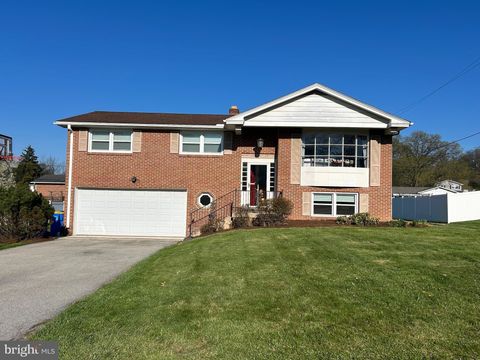 Photo of 425 Cortleigh Dr, YORK, PA 17402 (MLS # PAYK2101168)