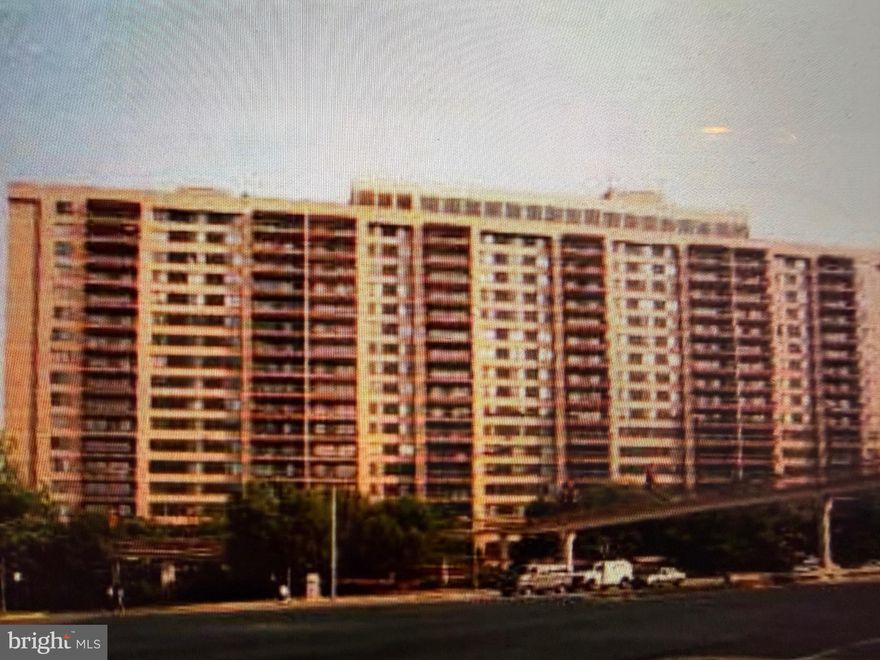 Large 3 bedrooms 2.5 bath condo  in Sought after Skyline house. Large balcony with beautiful views from the 10th floor, Minutes to Washington DC, Pentagon, Ballston, Shirlington and Metro, Great amenities, 24 hour concierge and security, indoor Garage parking .