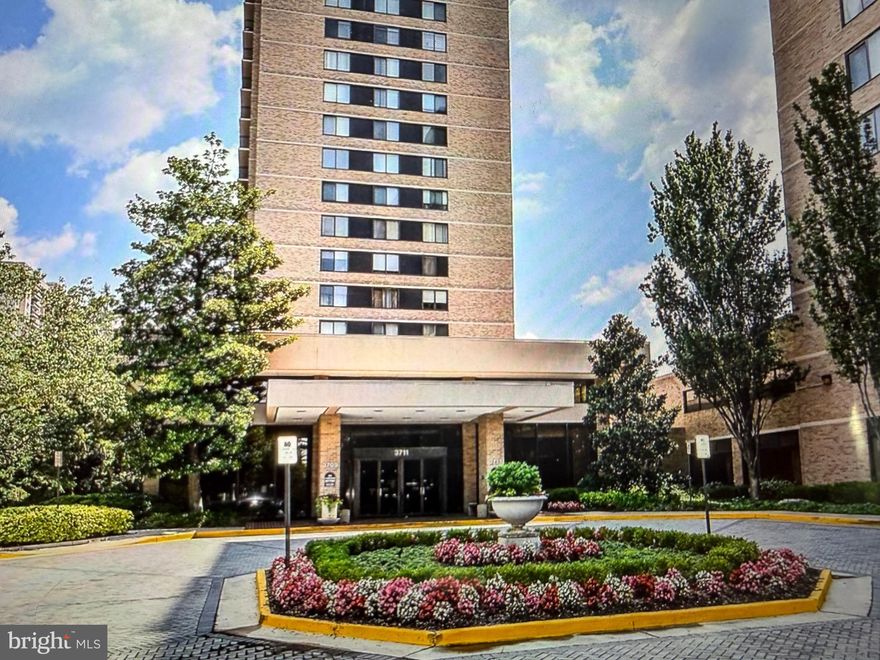 Large 3 bedrooms 2.5 bath condo  in Sought after Skyline house. Large balcony with beautiful views from the 10th floor, Minutes to Washington DC, Pentagon, Ballston, Shirlington and Metro, Great amenities, 24 hour concierge and security, indoor Garage parking .