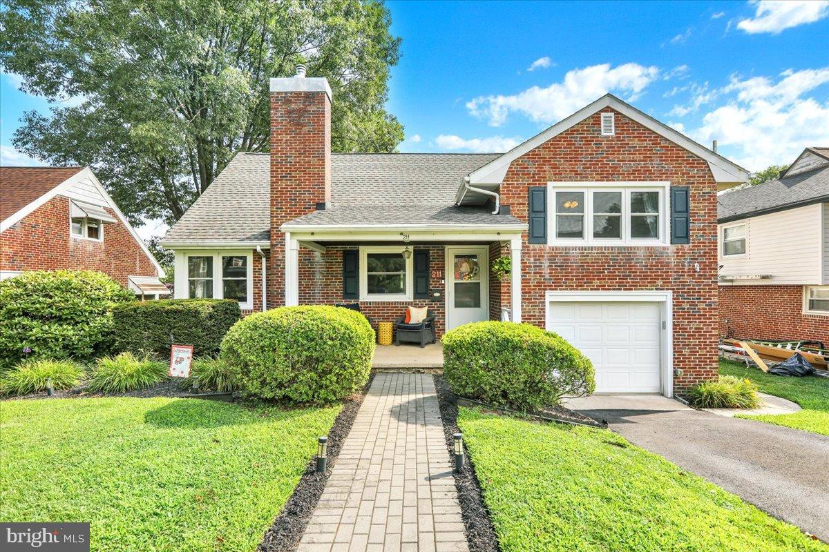 211 OPAL AVENUE