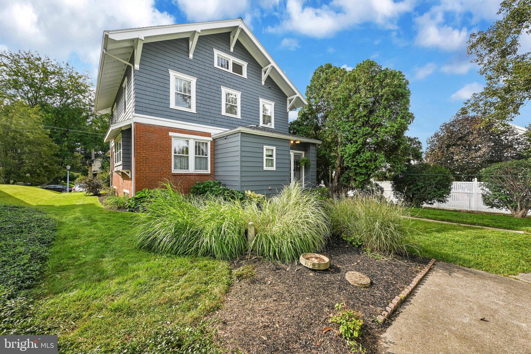 221 E AREBA AVENUE