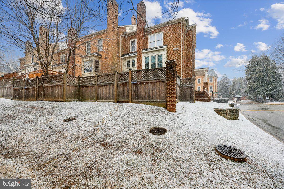 WHITLEY PARK CONDOMINIUM - Residential