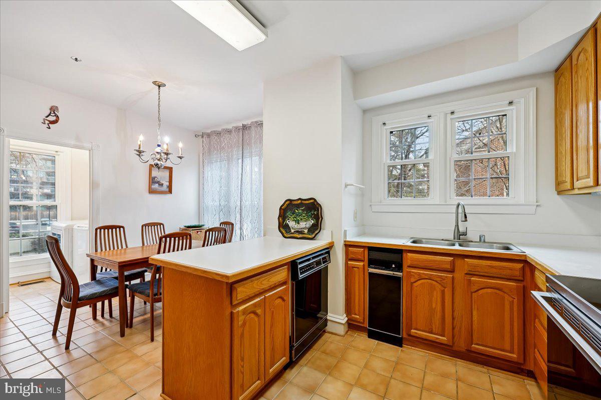 WHITLEY PARK CONDOMINIUM - Residential