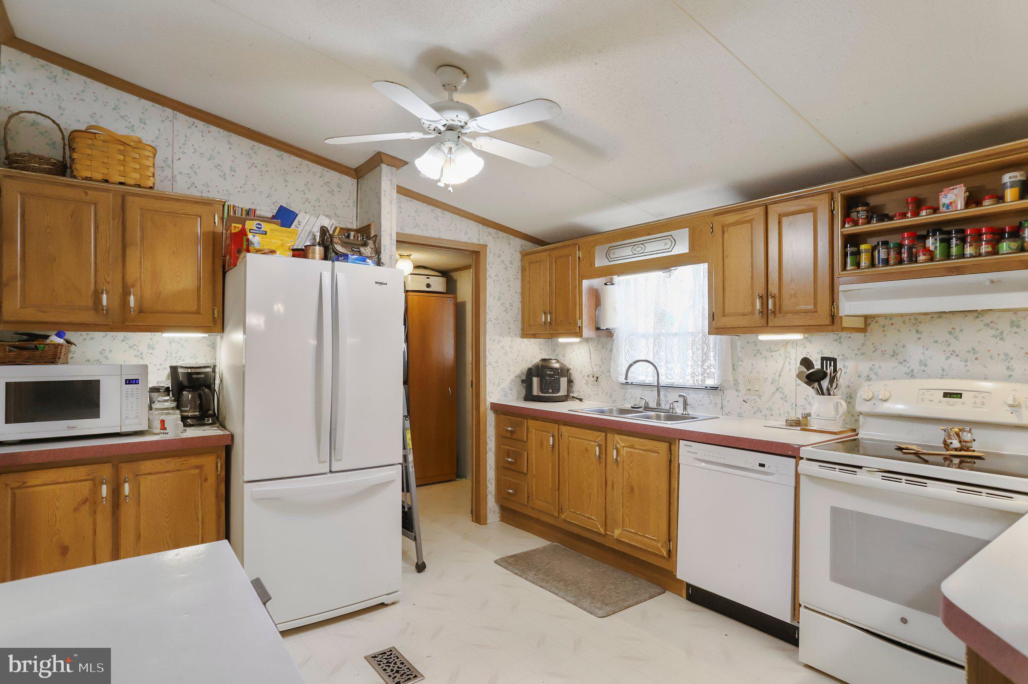 LAKESIDE VILLAGE - Residential