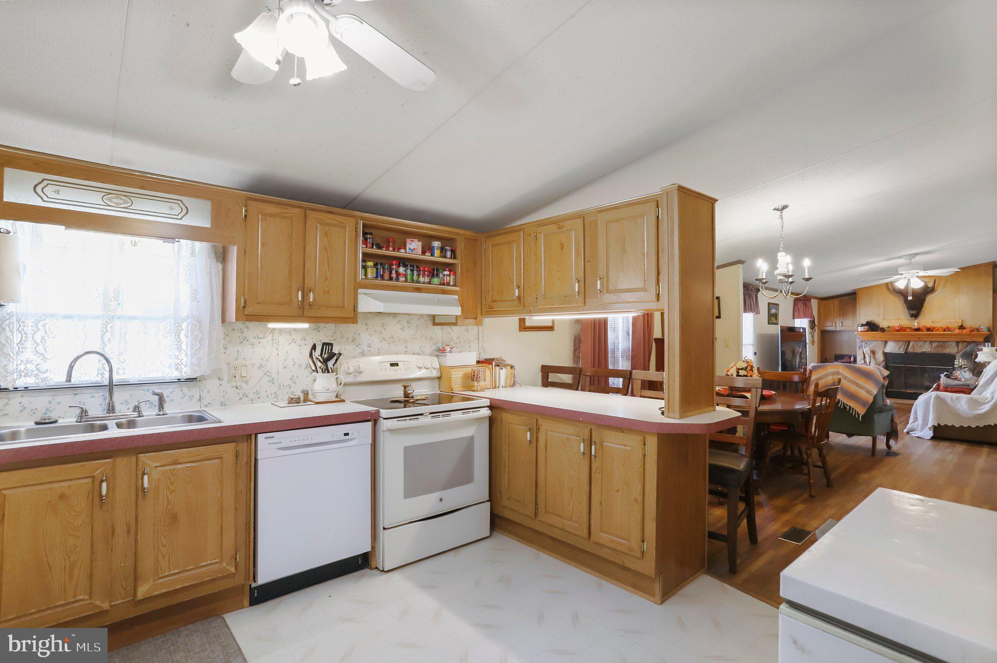 LAKESIDE VILLAGE - Residential