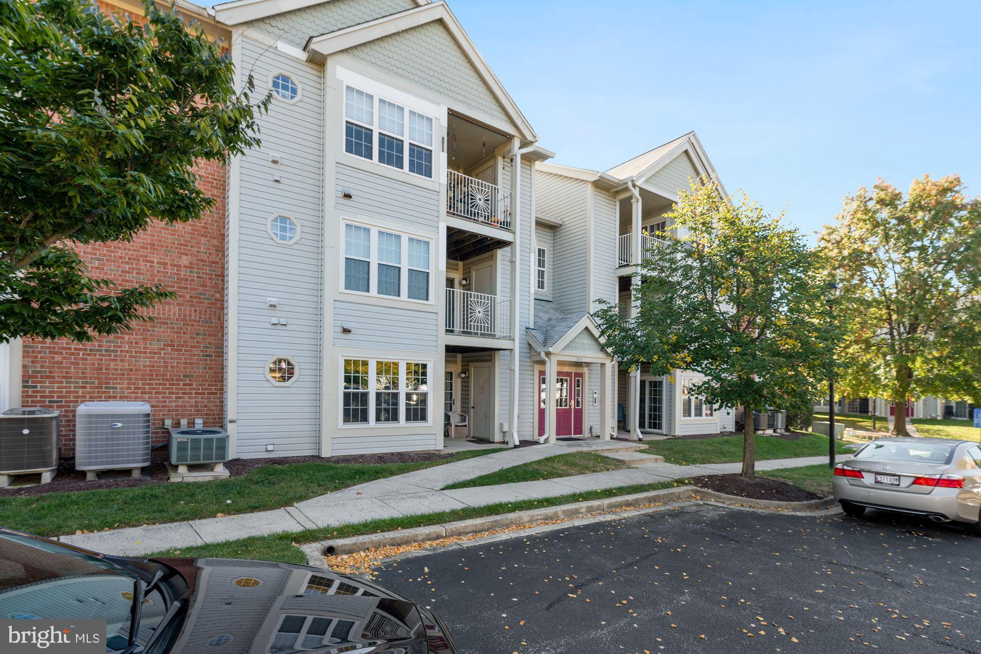 Loft style recently renovated condo on the top floor with grand ceilings. The entire condo was renovated within the last 3 years with all new appliances, cabinets, granite, and flooring.