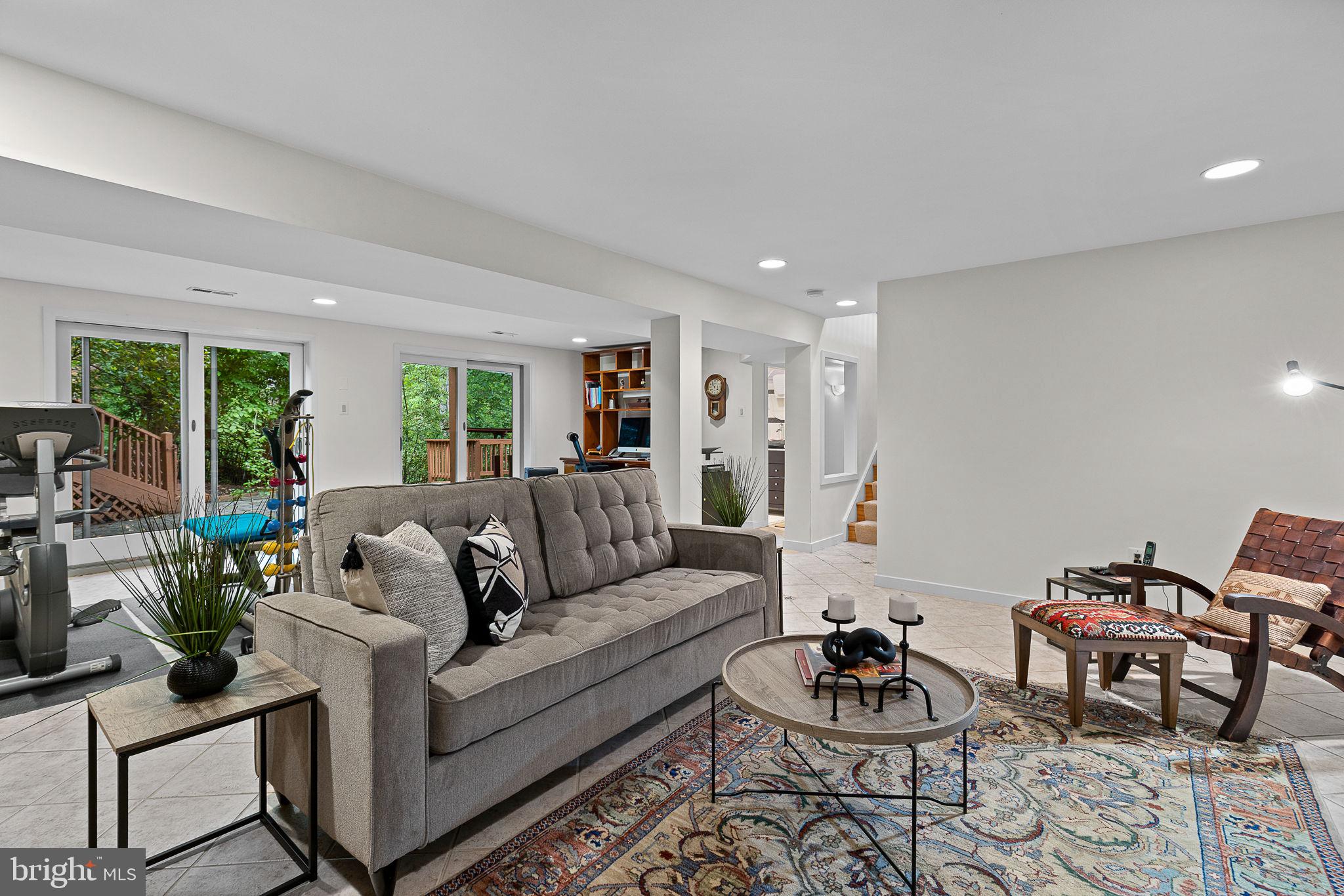 LAKE BARCROFT - Residential