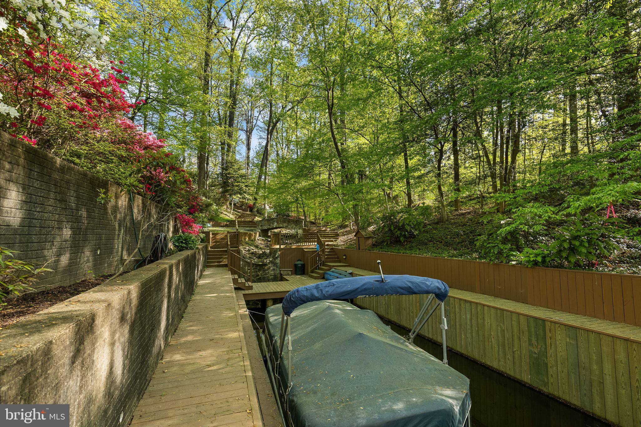 LAKE BARCROFT - Residential