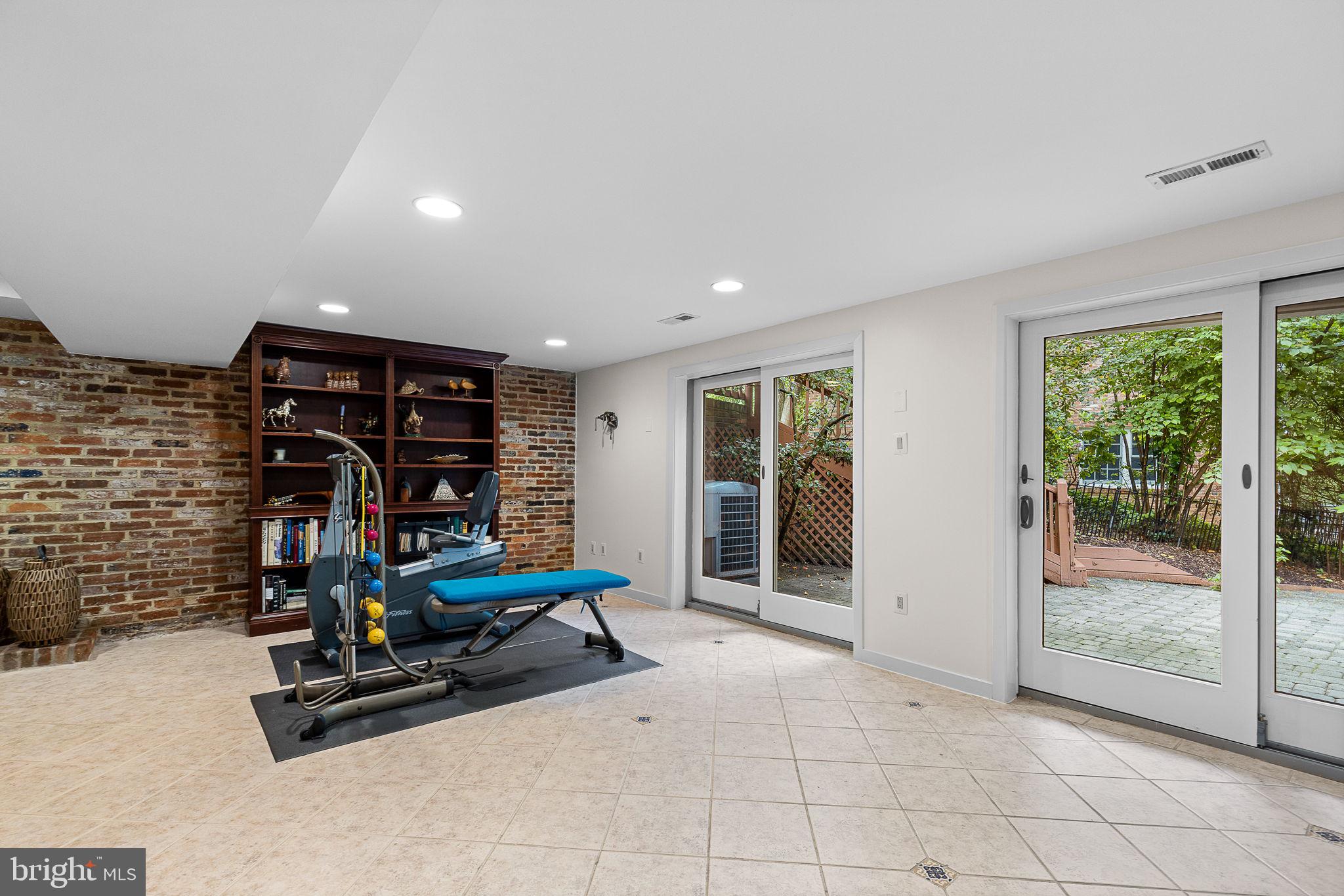 LAKE BARCROFT - Residential