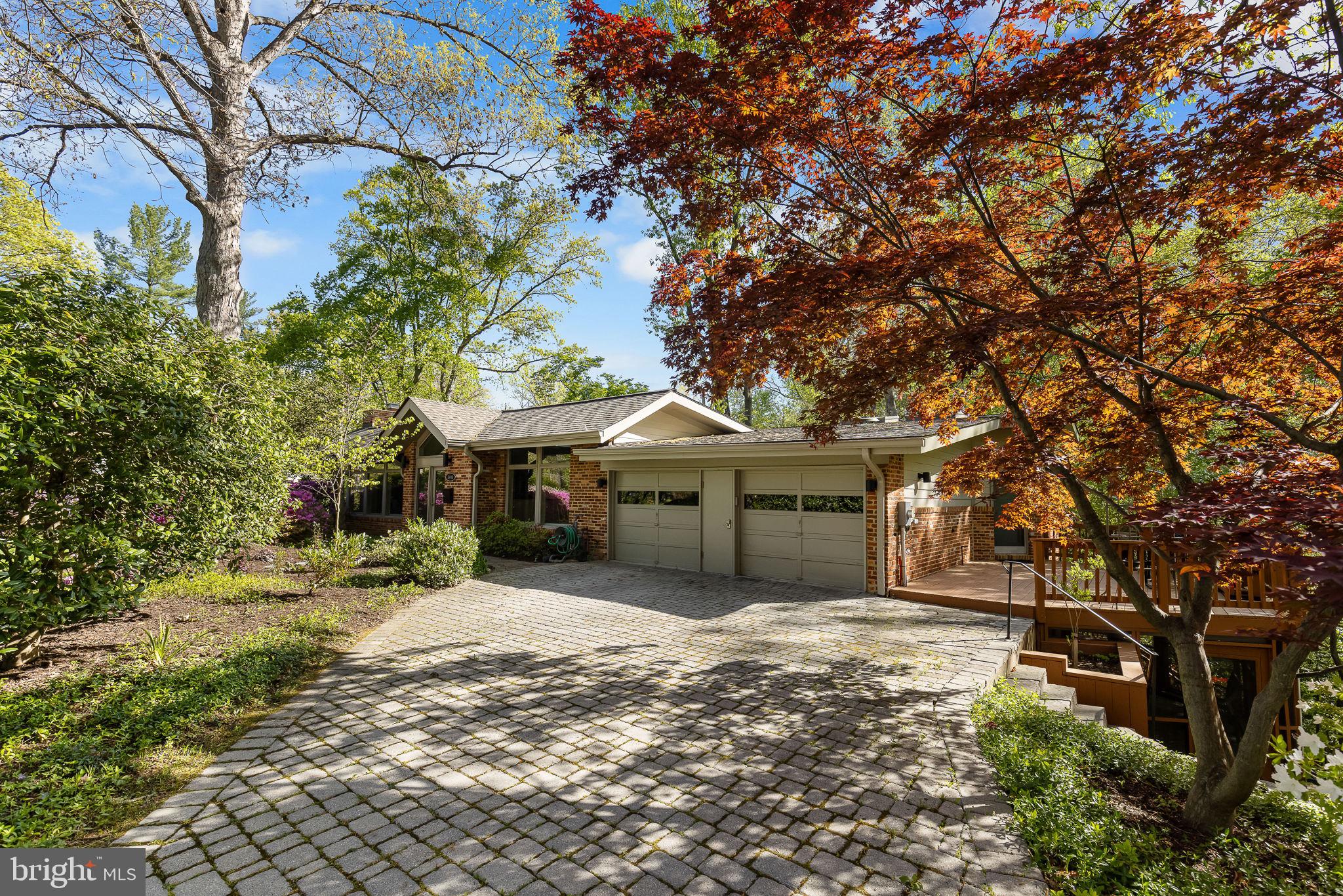 LAKE BARCROFT - Residential