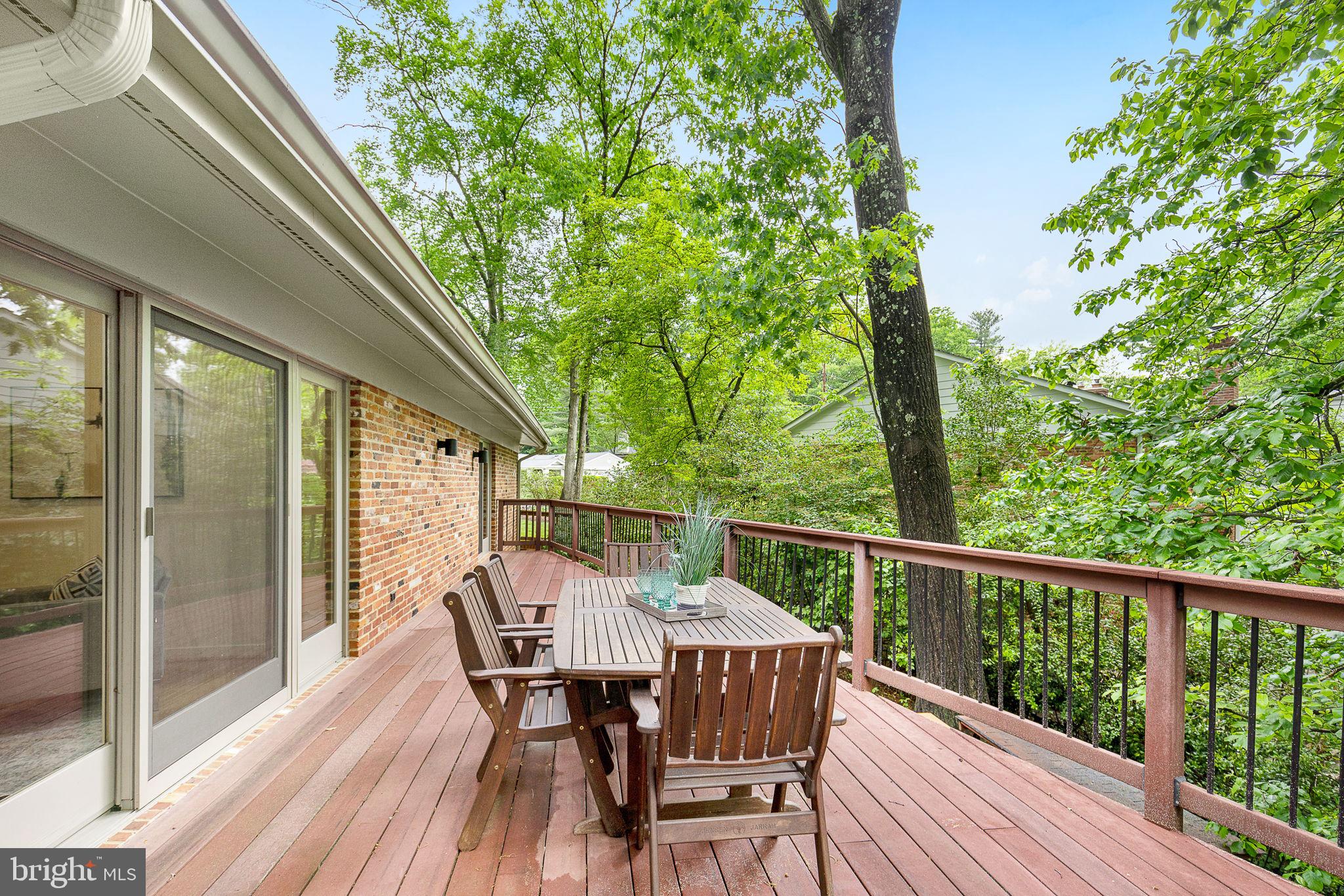 LAKE BARCROFT - Residential