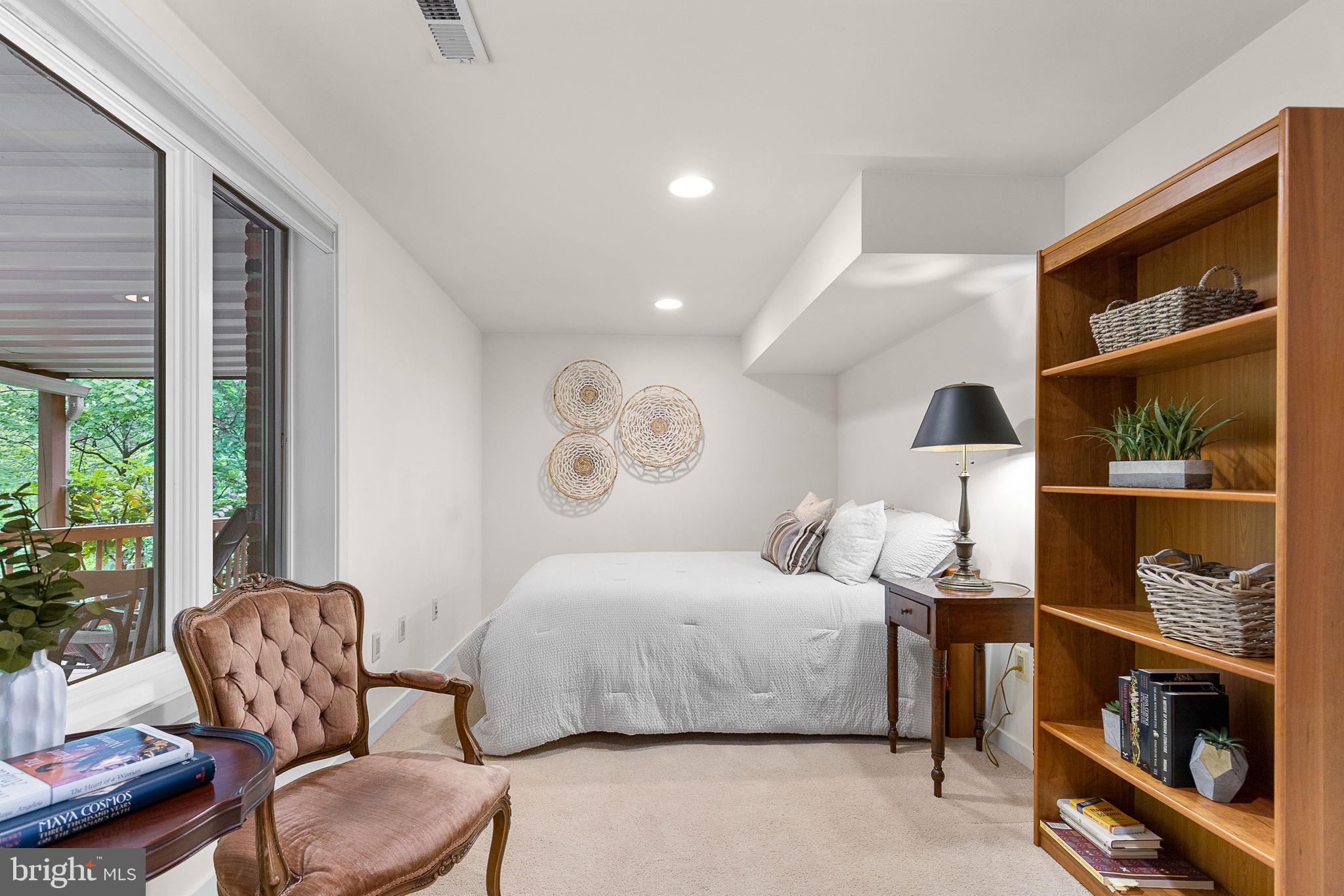 LAKE BARCROFT - Residential