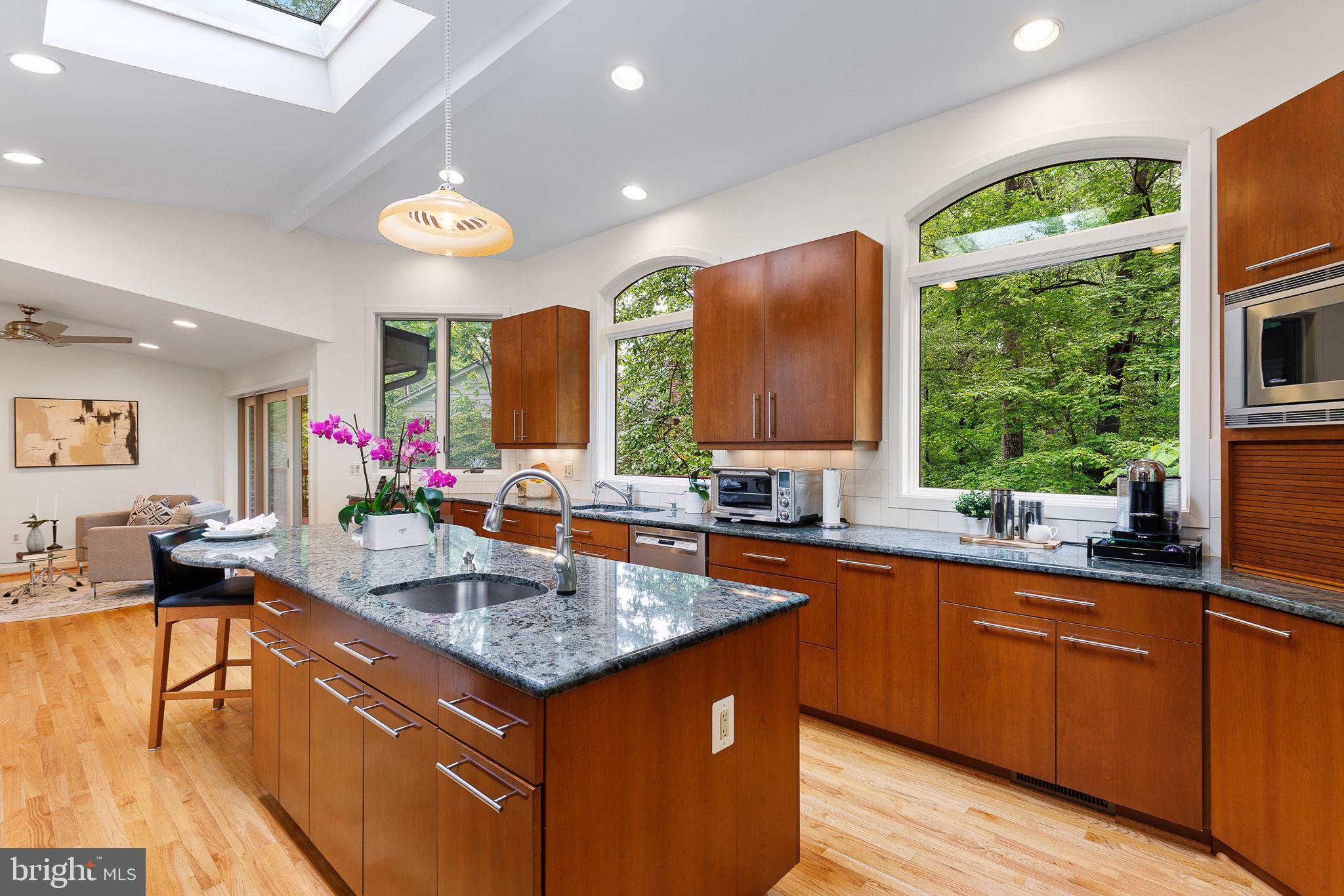 LAKE BARCROFT - Residential