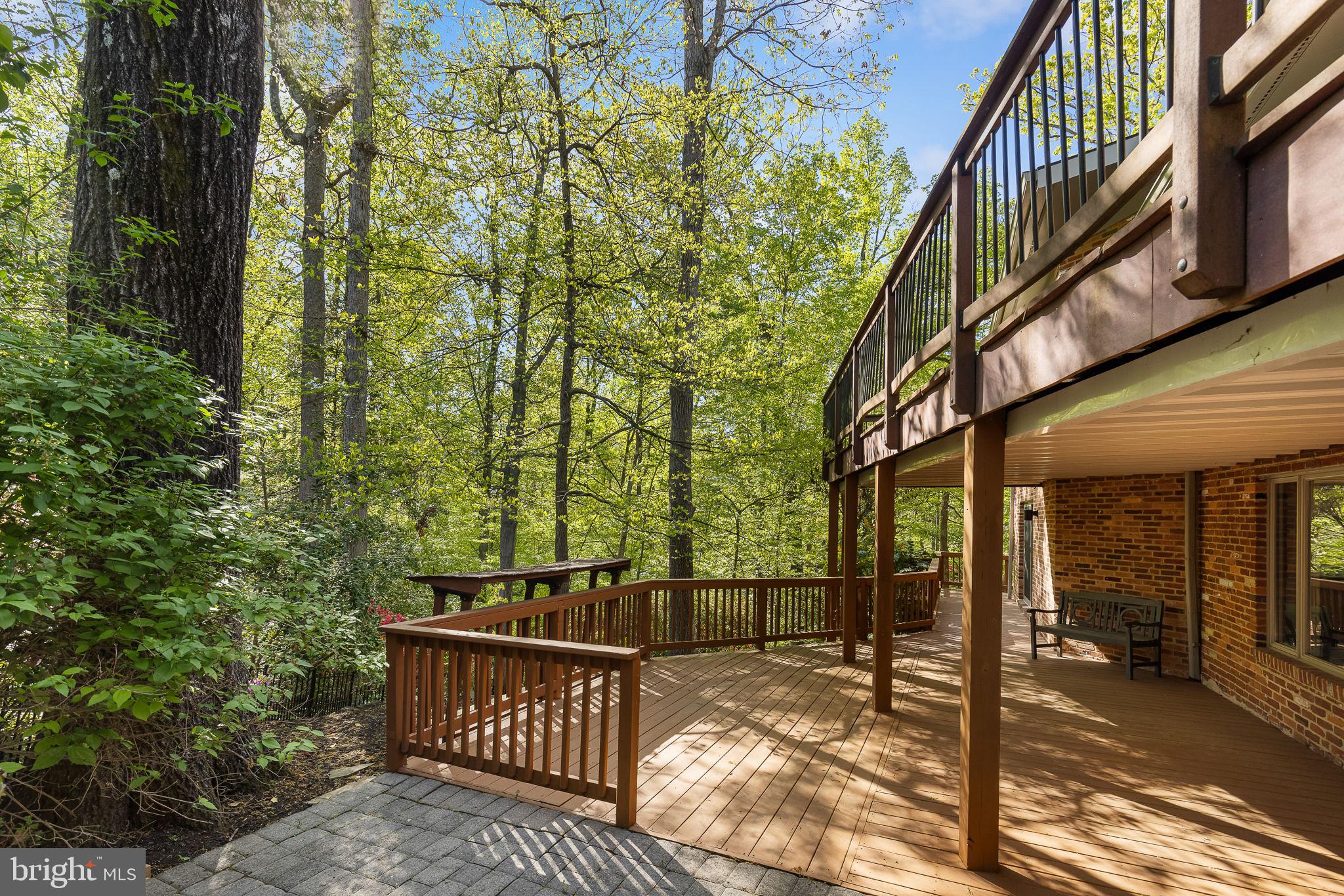 LAKE BARCROFT - Residential