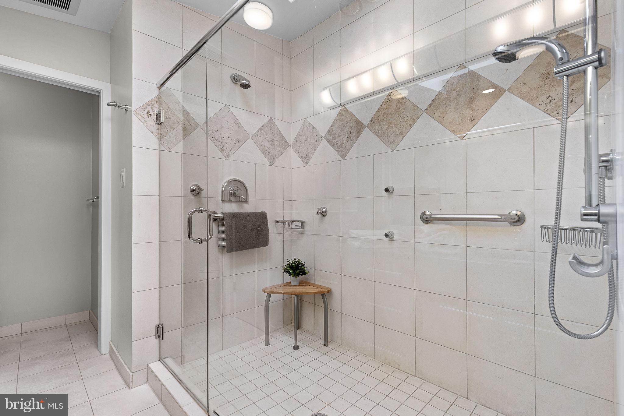 LAKE BARCROFT - Residential